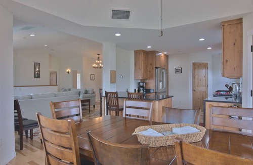 Fish Camp House | The Logger's Retreat at Yosemite - Epic Views! - Family-Friendly - Hot Tub!