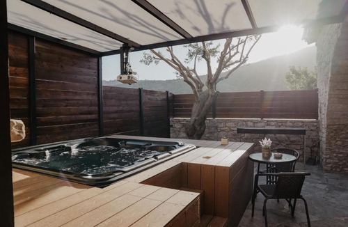 Monagri Villa | The Stonehouse Suites with Private Bath Spas