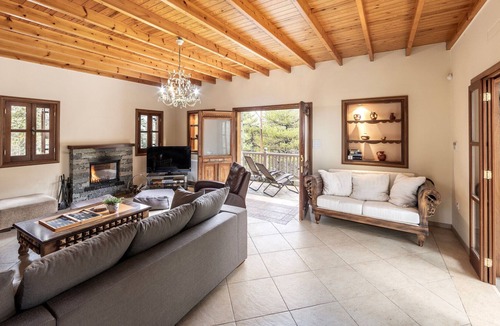 Pedhoulas Villa | Troodos Natura Pine Chalet