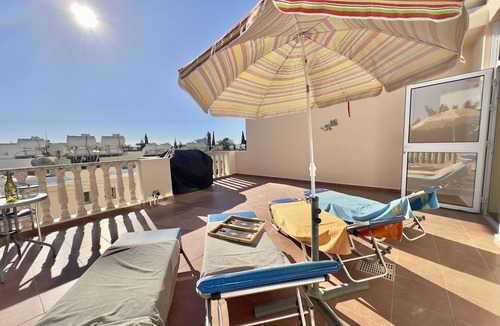 Universal Apartment | Unwind in this Spacious Penthouse with Breathtaking Views & large communal pool