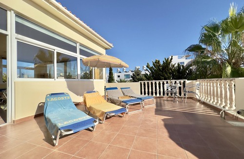 Universal Apartment | Unwind in this Spacious Penthouse with Breathtaking Views & large communal pool