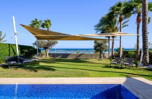 Oroklini Villa | Villa Goldfish - 5BR Beachfront Luxury with Pool & Jacuzzi