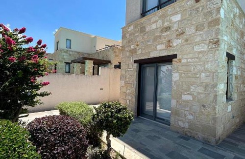 Lara Villa | Villa LIBRO
