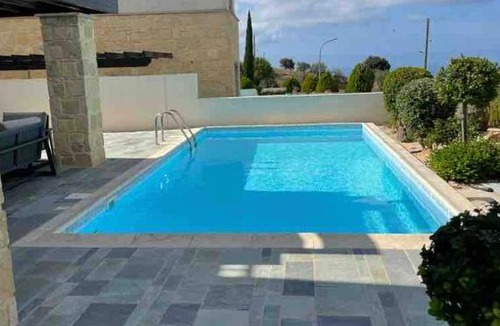 Lara Villa | Villa LIBRO