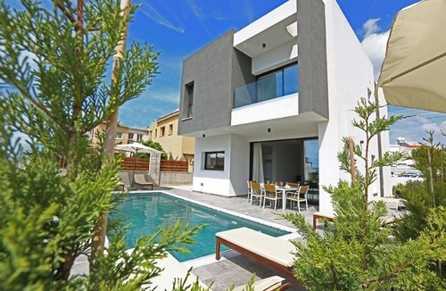 Pegeia Villa | Villa Oniron – A Modern Retreat in the Heart of Coral Bay
