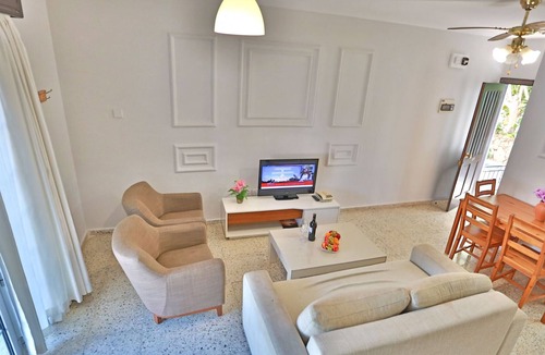 Zeytinlik Villa | Villa w Pool, Garden and Patio by Beach in Kyrenia