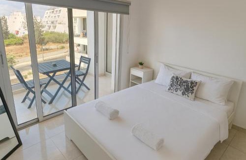 Agios Tychon Apartment | White Sea View Apartment