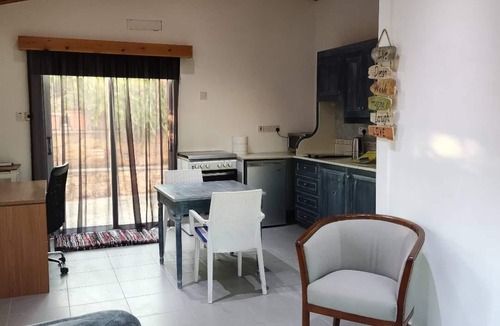 Chlorakas House | Wooden House - Garden, Free Parking