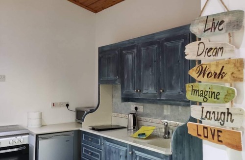 Chlorakas House | Wooden House - Garden, Free Parking