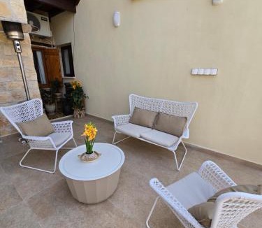 Anogyra House | Xenonas Hiliostrofi