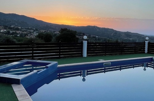 Vasa Koilaniou House | Yiannos House Pool and Span(near the train station museum)