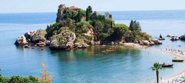 Ample angular two-rooms seafront apartment furnishednand well equipped in Mascali