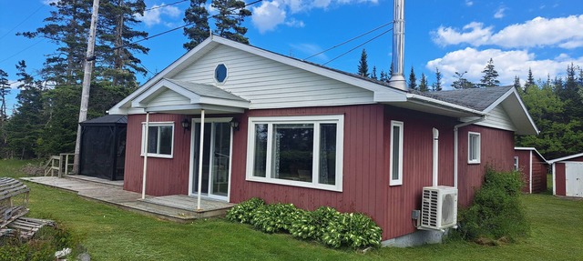 Bright, Spacious Beachwalk Cottage: Ocean view, 5 minutes to sandy beaches in Sable River
