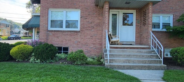 Keep it simple at this peaceful and centrally-located place. in Reading