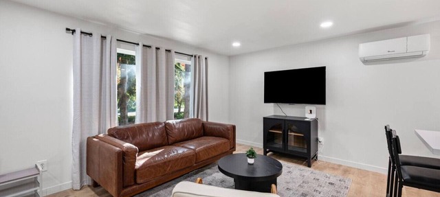 Modern & Spacious 3BR Condo in Everett