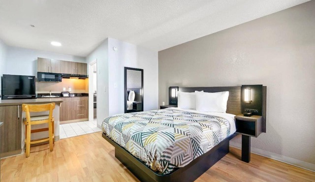 1 Queen Bed Non-Smoking in Duluth