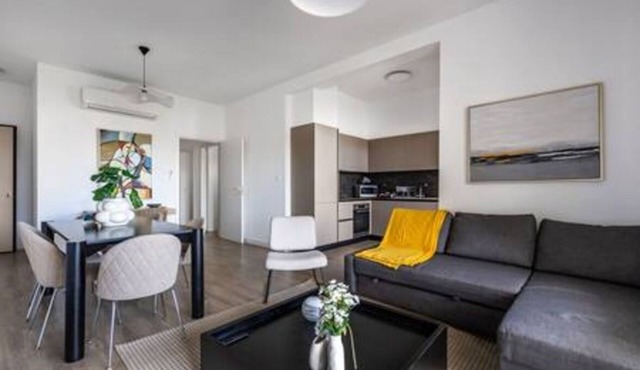 102 Piliou - City Views and Shared Rooftop Pool