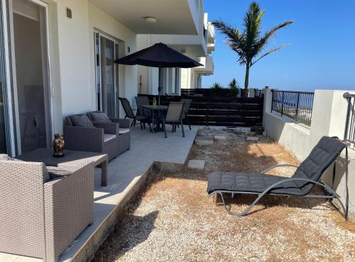 2 bed apt mountains and costal views with pool in Paphos
