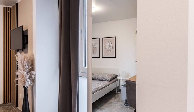 #2 | CENTRAL 3MIN CGN/HBF - WIFI - KITCHEN - 2PERSON - SELF CHECK IN in Köln