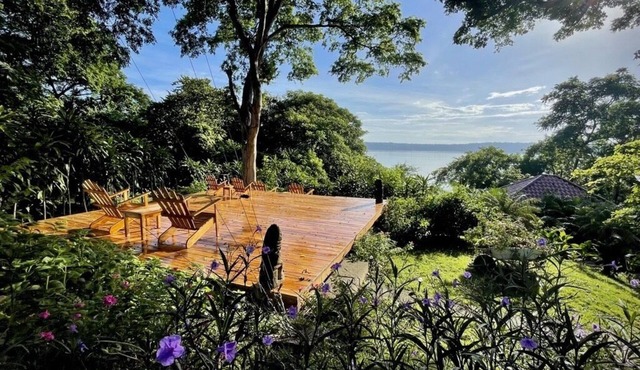 2 private casitas & 1 private bedroom in front of the Laguna de Apoyo in Laguna de Apoyo
