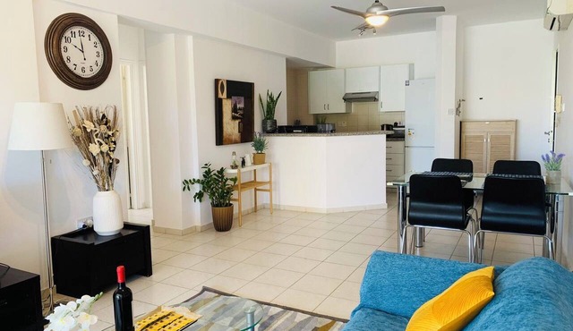 2BR apartment w Large Balcony-Pool-Parking-Work friendly-Paphos Central in Paphos