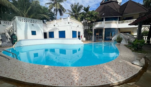 3 Bed Villa - Sleeps 6 - Pool - Garden - Parking in Diani beach kenya