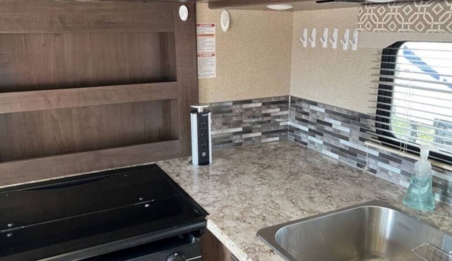 32 ft Motorhome Sleeps 10! in Springfield