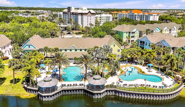 3BR+Loft w/Foosball, 1667ft², 5 Pools/Slide, Family Resort near Disney! in Kissimmee