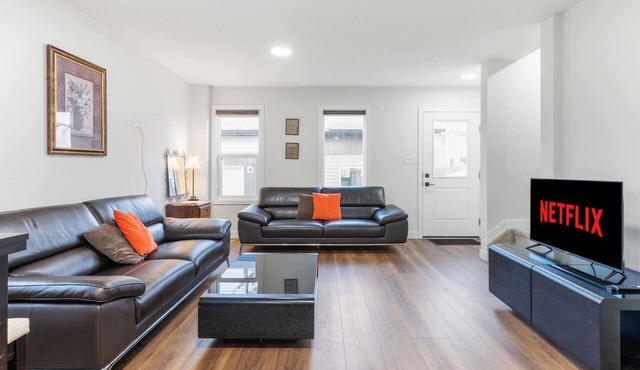 3BR Spacious Home Mins to UofA, Whyte & Downtown in Edmonton