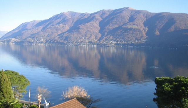 4 1/2 room apartment on promenade, lake view, balcony, private parking space in Brissago