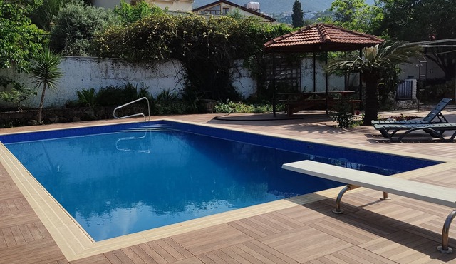 4 + 2 Bedroom Villa for large families, Finnish Sauna, pool, 5 min to beach in Kyrenia