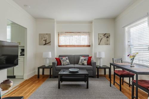 4 - Berkeley Private Apartment with Parking & Laundry in Berkeley