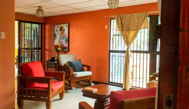 4BR Family Safe Friendly Home w/Large Yard, WiFi & AC in managua