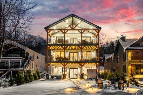 9 BR,34 Sleeps Skiing Lake Sauna Hottub Kayaks in Lake Harmony