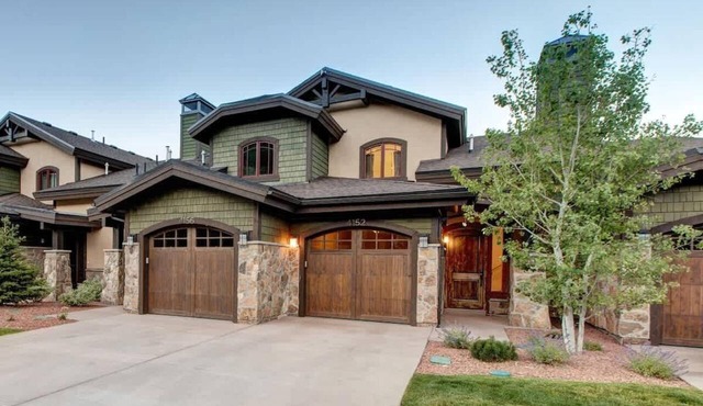 Abode at Juniper Ridge, private hot tub, ski & golf, Canyons Village in Park City