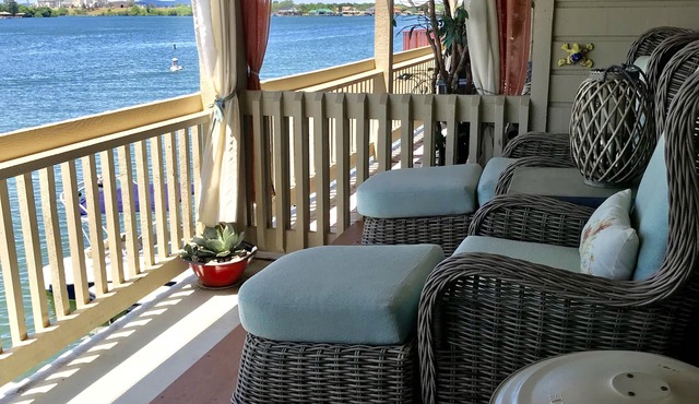Adorable waterfront condo, private docks, and bring the dog! in Horseshoe Bay
