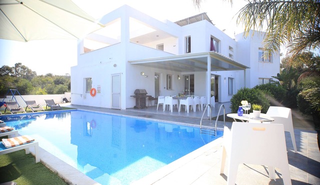 Akefalou Bay Villa - 5 Bedroom Exclusive villa in Protaras