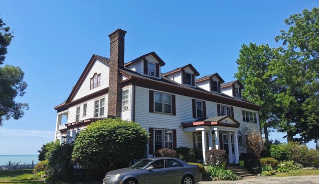"Alma Villa - Historic Lakefront Mansion w/Hot Tub" in Port Stanley