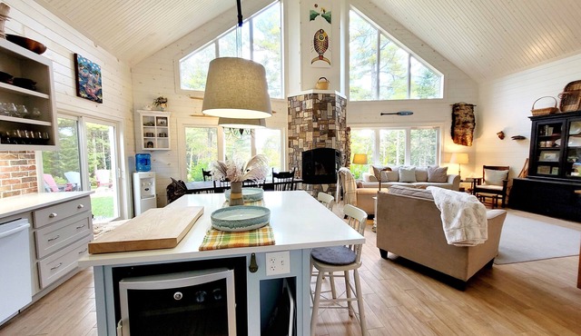 Annapolis Valley Lakefront Vacation Home with Outdoor Pizza Oven in Aylesford