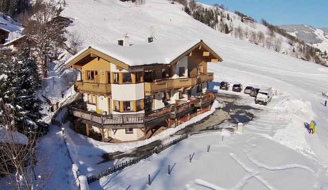 Apartment by the ski slope with sunny terrace in Saalbach-Hinterglemm