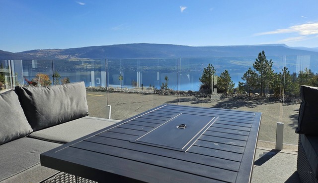 APRIL/MAY SPECIAL PRICING - LUXURY COTTAGE/LAKE VIEW/BACKYARD PRIVATE HOTTUB in Kelowna