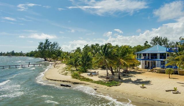 Beachfront 2-Bed, Pool, Kayaks, Perfect for Family in Placencia