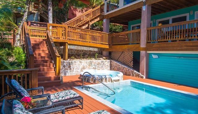 Beachfront Between West Bay & West End Pool, Dock & Sunset Views in Roatan