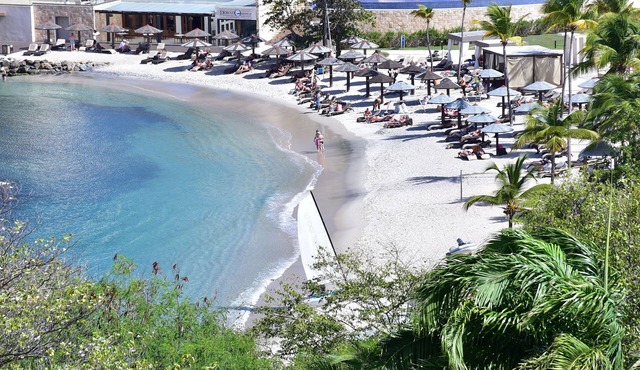 Beachfront Cozy Apt. Min to Beach, ROYALTON & Sandals. 2 miles from Rodney bay in Gros Islet