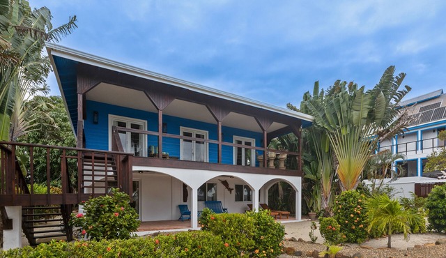 Beachfront home w/ocean view, shared dock/hammocks, partial AC & strong WiFi in Placencia