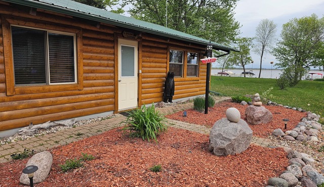 Bear Lodge, Fantastic Views Of Partridge Lake Fremont Wisconsin Wolf River in Fremont