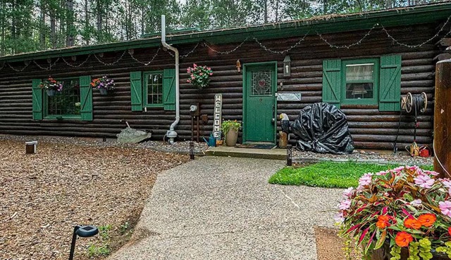 Beautiful 5 bedroom cabin on the Lake of the Hills. in Eagle River