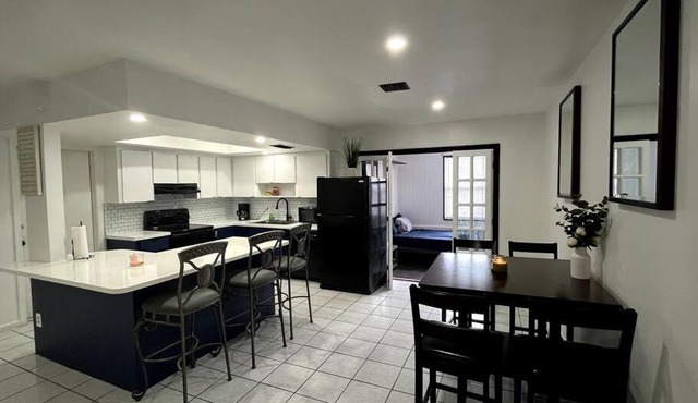 Beautiful spacious 4Bd 2Ba w/ large pool/backyard in Lake Worth