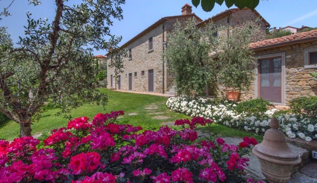 Beautiful villa with pool and garden just 300 meters from the village in Cortona