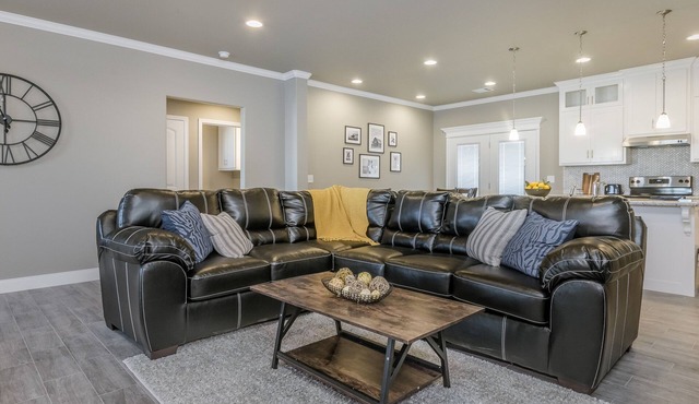 Beautifully Decorated New Home, King Bed, Washer/Dryer & Fully Stocked Kitchen in Canyon